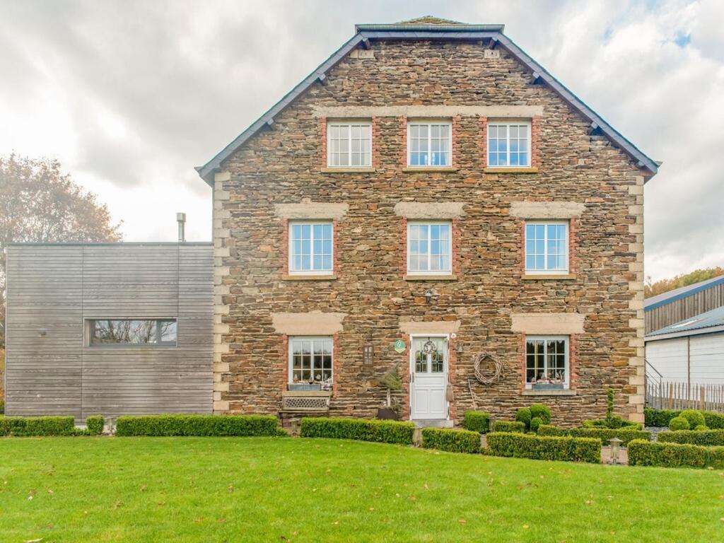 Luxurious House With Sauna In A Farm In バストーニュ エクステリア 写真