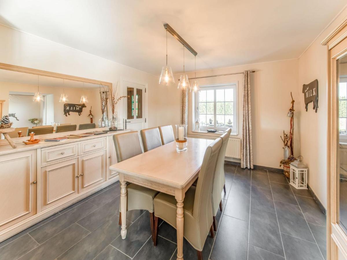 Luxurious House With Sauna In A Farm In バストーニュ エクステリア 写真